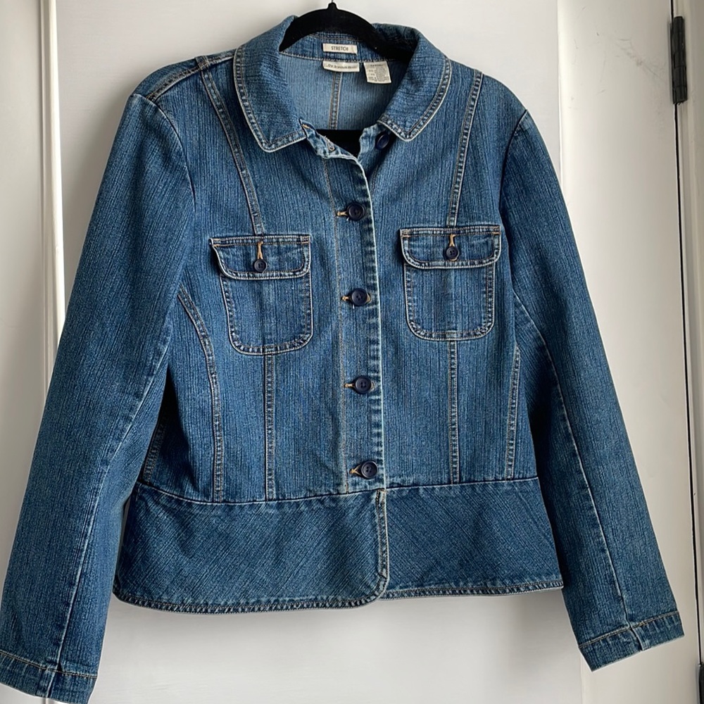 St. John’s Bay stretch Jean jacket. Women’s Size Large